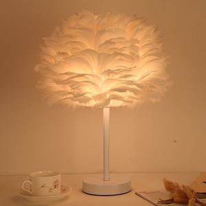 Lámpara de Mesa de Lujo para Habitación de Boda, Estilo Instagram, Cálida, Romántica, Creativa y Moderna, Lámpara de Noche para Dormitorio con Detalles de Plumas - Product Image 5