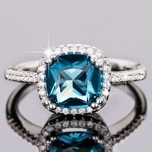 Anello Vintage con Gemma Blu Quadrata per Donne, Elegante Gioiello da Dito in Stile Reale - Product Image 1