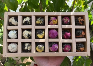 Yunnan Pu Erh té crudo <span class=keywords><strong>Dragon</strong></span> <span class=keywords><strong>Ball</strong></span> Lily Rose Jasmine Crisantemo Peonía Flor Té <span class=keywords><strong>Dragon</strong></span> <span class=keywords><strong>Ball</strong></span> Caja de regalo - Product Image 4
