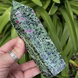 Torre y Esfera de Cristal de Fuchsite con Rubí Natural de Alta Calidad – Piedra Preciosa Curativa para Decoración del Hogar, Venta al por Mayor - Product Image 1
