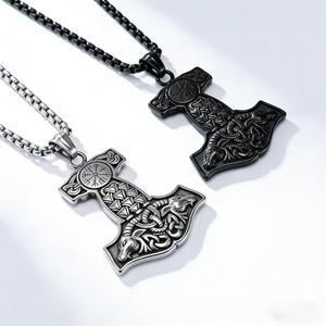 Collar de acero de titanio con cabeza de carnero vikinga retro de estilo nórdico y martillo de Thor, un artículo popular en el comercio electrónico transfronterizo, perfecto para - Product Image 1