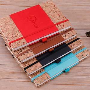 สมุดแพลนเนอร์รายวันแบบปกแข็งทำจากไม้ก๊อก น่ารัก เป็นมิตรกับสิ่งแวดล้อม ขนาด A5 A6 สำหรับธุรกิจ สมุดบันทึกการดูแลตัวเอง งานแต่งงาน ขายส่งปี 2023 รับทำตามสั่ง - Product Image 1