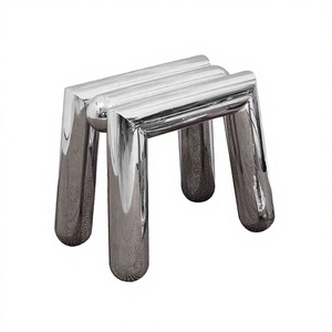 Tabouret bas en métal chromé miroir, sculptural, à triple tube, avec assise et pieds courbés et évasés, style minimaliste pour salle de bain - Product Image 3