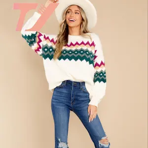 Женский трикотажный пуловер со снежинками