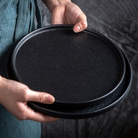 Assiette plate en céramique stoneware faite à la main, sans BPA, écologique, moderne, noir mat, de qualité hôtelière, compatible micro-ondes, directement de l'usine Uaral