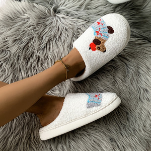 Un par de hombres y mujeres usan bonitas pantuflas antideslizantes y cálidas de animales de dibujos animados en casa - Product Image 2