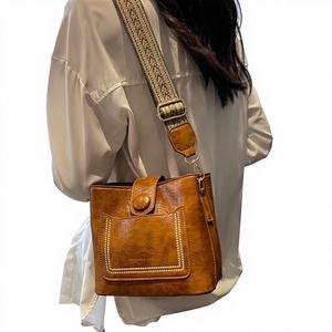 กระเป๋าโท้ทหรูหราอเนกประสงค์คุณภาพสูง ดีไซน์ทันสมัย สายสะพายสองเส้น ซิป ดีไซน์โดดเด่น สายปรับได้ ความจุเยอะ รูปทรงถัง - Product Image 1