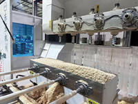 Centre d'usinage et de tournage CNC 5 axes pour bois, avec moteur et PLC, pour une grande productivité de pieds de chaise en bois massif