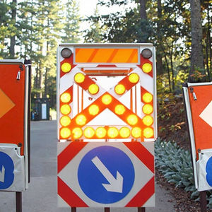 حامل قابل للطي للإنشاءات السلامة المرورية لافتة تحذير لوح شمسي وامض علامة اتجاه السهم مع ضوء - Product Image 3