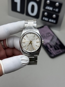 Relojes de Diseño Mecánico de Alta Calidad con Esferas Blancas y Doradas - Product Image 1