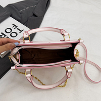Conçu par un concepteur luxueux. Sac fourre-tout carré en PU. 2025 Nouveau style avec décoration de chaine.2358