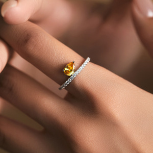 Anillo de Mujer Elegante y Delgado de Plata de Ley S925 con Piedra Amarilla en Forma de Lágrima y Hilera de Piedras Pequeñas, Estilo Lujoso 2026 - Product Image 2