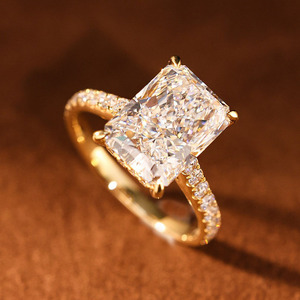 Bague en or jaune massif 18 carats avec diamant de laboratoire taille radiant de 5 carats, sertie de quatre griffes et de diamants ronds pavés sur les côtés, pour femme - Product Image 3
