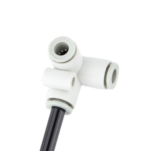 Conector Neumático de Conexión Rápida Qingze KQ2D04 06 08 10 12 00, Conector en T Irregular Vertical de Doble Tubo de Plástico - Product Image 1