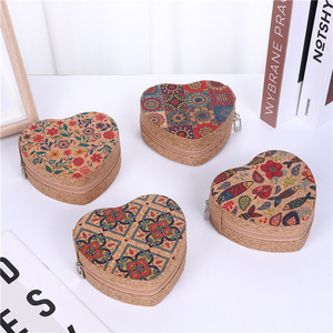La nueva <span class=keywords><strong>caja</strong></span> portátil de almacenamiento para pendientes, anillos, collares y accesorios de viaje, de la popular marca Cork Jewelry, se suministra directamente por - Product Image 1