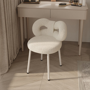 Silla de tocador de diseño color crema, estilo moderno minimalista, taburete de tocador con adorno de lazo y lana de cordero, para dormitorio o maquillaje. - Product Image 3