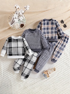 Conjunto de pantalón informal de tres piezas para bebé, estampado a rayas, manga larga - Product Image 1