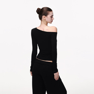 <span class=keywords><strong>Camiseta</strong></span> de <span class=keywords><strong>manga</strong></span> <span class=keywords><strong>larga</strong></span> asimétrica de viscosa negra suave y elástica para mujer, con <span class=keywords><strong>hombros</strong></span> descubiertos, corte ajustado y hombro inclinado, ideal para primavera. - Product Image 4
