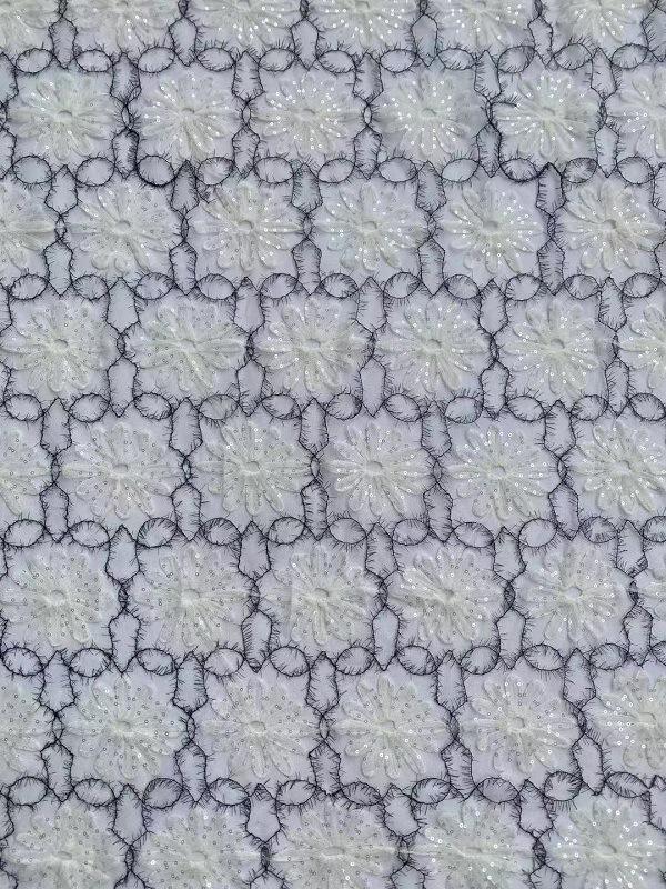 Broderie perle fond blanc