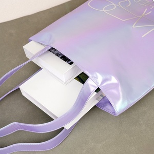 Bolso de Mano Impermeable Morado con Diseño Láser, Bolso Tote con Logotipo Impreso, Bolso de Regalo de Gran Capacidad, Bolso Holográfico para Mujer - Product Image 5