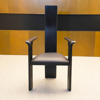 Chaises en bois massif vintage, fauteuils noirs design, adaptés à une utilisation dans la salle à manger et comme mobilier de restaurant