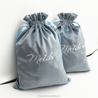 Sacs cadeaux en velours bleu avec logo brodé personnalisé, pochettes souples pour bijoux (montres, colliers), sacs anti-poussière pour albums, pour cadeaux de mariage et de fête