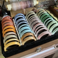 Gelang Manset Tipis Kaca Giok Berpola Putar Multi-Warna Dopamine yang Trendi, Gelang Harian Tipis Pastel Mengkilap Transparan untuk Wanita Muda.