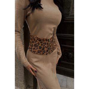 Vestido de Gamuza con Estampado de Leopardo y Cinturón de Corsé con Pedrería - Elegante y a la Moda - Product Image 4