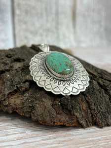 Colgante de Turquesa Kingman Hecho a Mano en Plata de Ley, Joyería Artesanal del Suroeste de Nizhoni, Regalo - Product Image 4