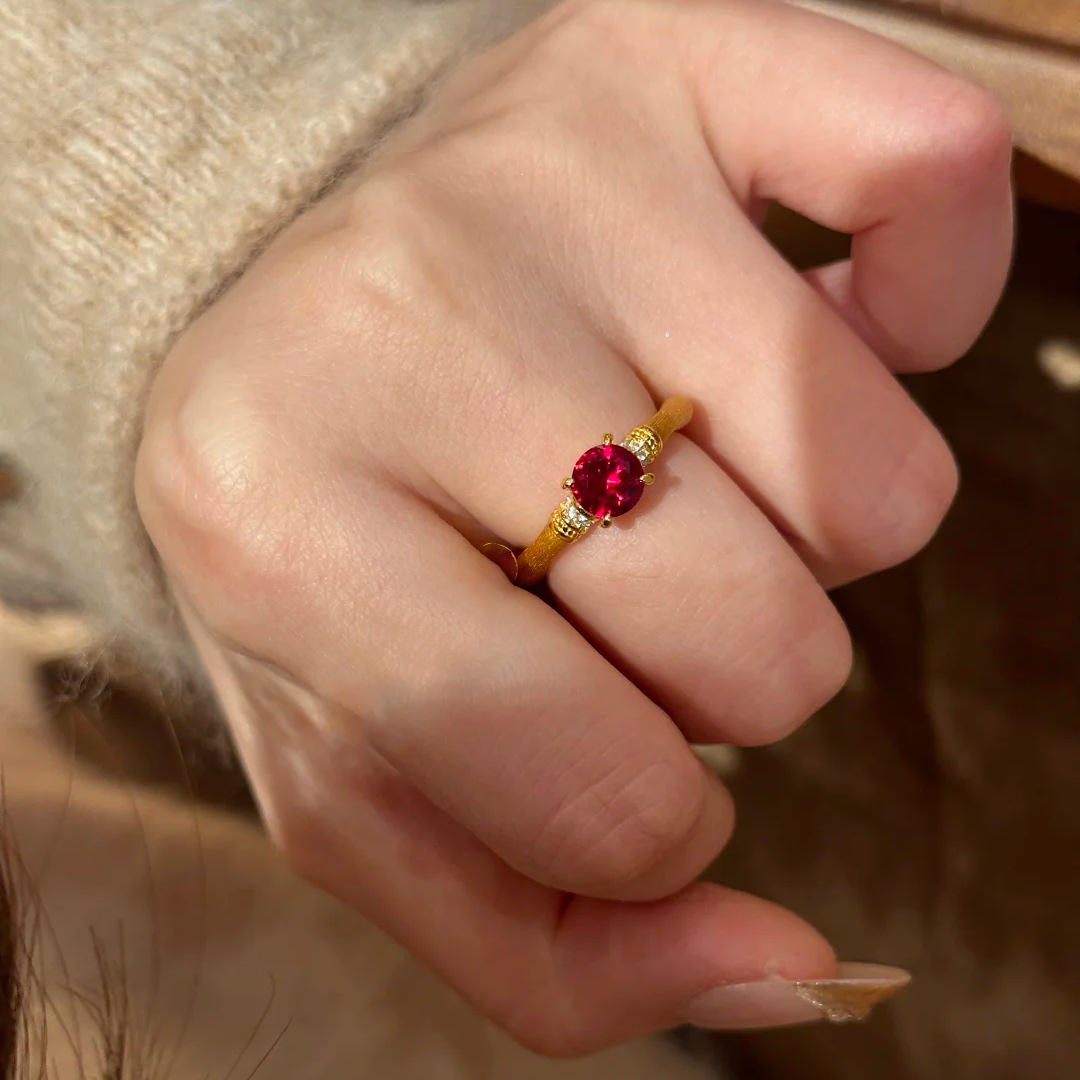 Bague flammée corindon rouge diamant rond