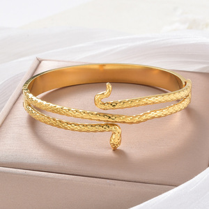 Bracelet élégant à fermoir sécurisé, motif serpent vif, bande intérieure lisse, léger, design unisexe, or 18 carats, bracelets de mode. - Product Image 4