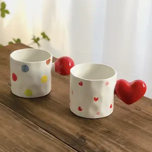 Caneca de chá de porcelana personalizada com alça de coração, caneca de cerâmica para café e café com superfície pintada à mão em relevo para presente dos namorados