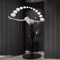 Vente en gros de grand lampadaire à LED, statue d'art humain, design pour hall d'hôtel, matériau en résine pour décoration intérieure