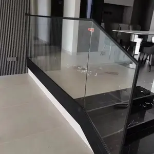 Base de trilhos de vidro ranhurado em liga de alumínio de alta qualidade com design moderno para balconias de hotel e vilas