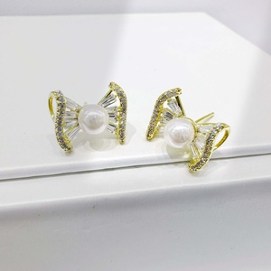 Boucles d'oreilles clous fines vintage géométriques plaquées or, en argent sterling 925 avec perles d'eau douce, prix usine, pour mariage et mariée - Product Image 2