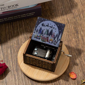 Cajas de Música Navideñas con 13 Diseños, Caja de Música Clásica de Madera con Manivela, Grabada con Láser, Hecha a Mano, con Diseño de Árbol de Navidad - Product Image 6