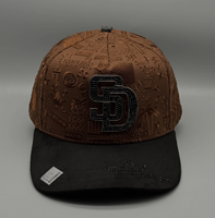 Casquette de baseball marron avec motif gaufré intégral, visière noire et appliqué frontal – Vente en gros