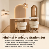 Table de manucure double poste de luxe avec plateau blanc, base en lattes de bois, 2 chaises crème dorées et étagères de rangement pour salon de manucure