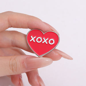 “XOXO” 音乐单曲爱心珐琅胸针时尚服装配饰礼品 - Product Image 1