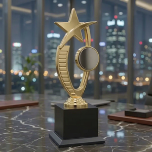 Trofeo con diseño de estrella, chapado en oro, con acabado pulido para deportes y juegos. Trofeo de metal duradero con base. - Product Image 1