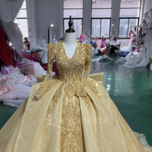 Robe de bal de Quinceañera de luxe XS192 dorée à col en V, traîne chapelle, longueur ras du sol, avec fleurs, dentelle et cristaux, style moderne pour filles - Product Image 5