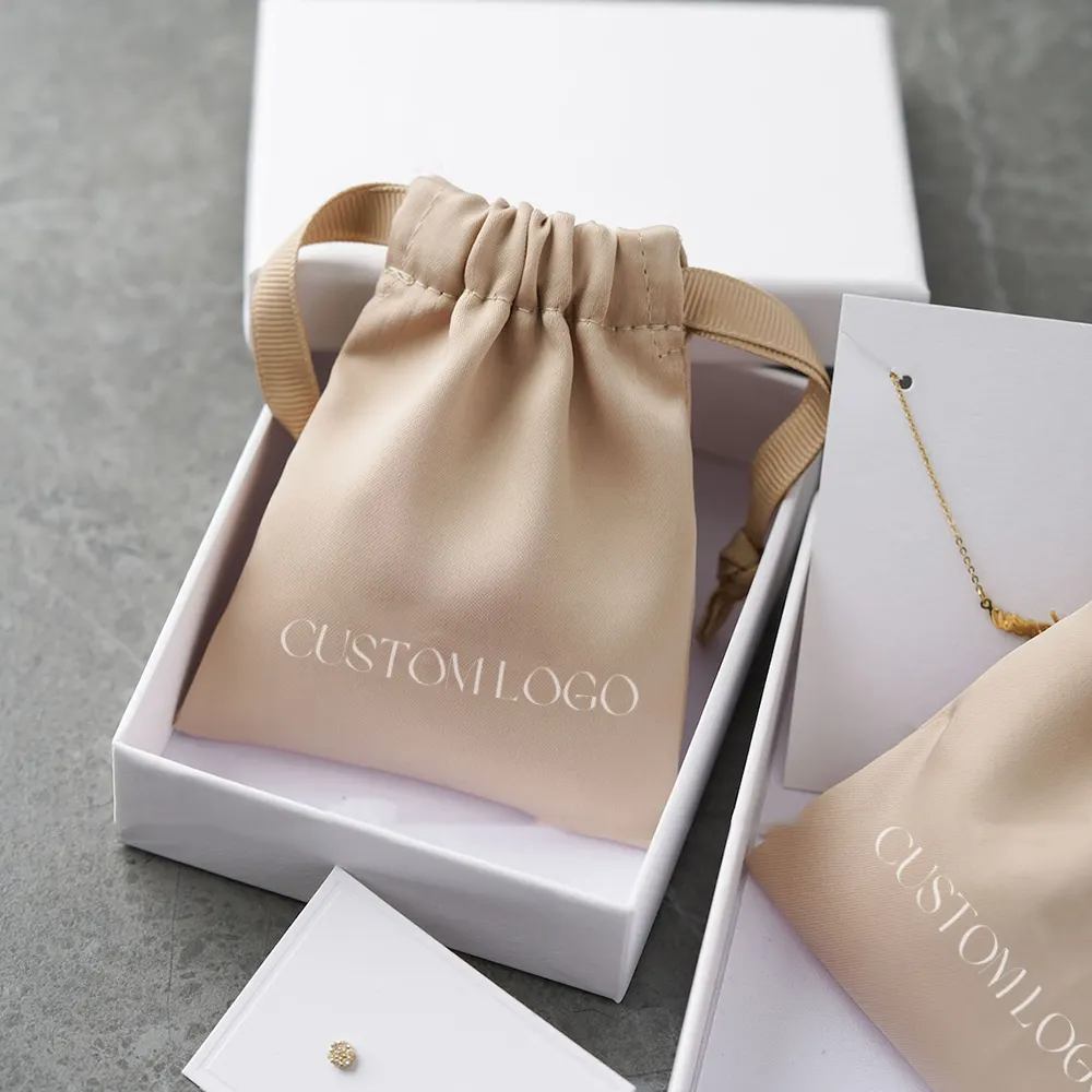 Emballage de cadeau de luxe à la mode personnalisé sac de pochette pour bijoux en satin de soie avec cordon de serrage