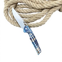 Couteau pliant de camping personnalisable en alliage de titane OEM, lame droite, bord dentelé, motif éclair, acier M42, usinage CNC de précision
