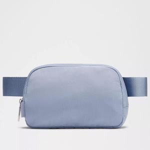 Sac banane en polyester personnalisable avec logo, élégant et réglable, idéal pour la course quotidienne et la randonnée - Product Image 6