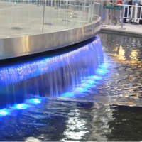 Cascade d'eau artificielle extérieure en acier inoxydable, rideau d'eau, fontaine moderne, design personnalisable, fonctionnalités personnalisables, utilisation hôtelière, LED