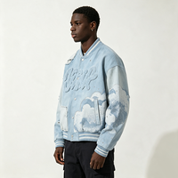 Blouson de baseball en jean vieilli avec broderie chenille, lettres, accent nuage et strass, poignets côtelés, coupe oversize
