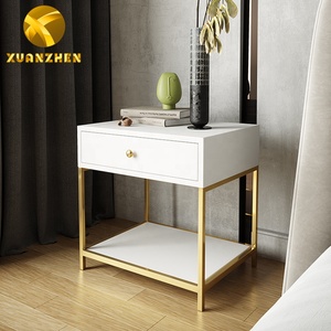 Meuble <span class=keywords><strong>de</strong></span> chambre à coucher, <span class=keywords><strong>table</strong></span> <span class=keywords><strong>de</strong></span> <span class=keywords><strong>chevet</strong></span> nordique pour hôtel, <span class=keywords><strong>table</strong></span> <span class=keywords><strong>de</strong></span> <span class=keywords><strong>chevet</strong></span> moderne <span class=keywords><strong>de</strong></span> luxe en <span class=keywords><strong>acier</strong></span> inoxydable doré, <span class=keywords><strong>table</strong></span> <span class=keywords><strong>de</strong></span> <span class=keywords><strong>chevet</strong></span> intelligente avec tiroir - Product Image 1