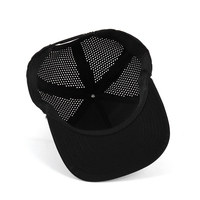 Casquette Snapback 5 Panneaux Personnalisée en Polyester/Coton avec Logo, Visière Plate, Non Structurée, Imperméable, Motif Feuille Tropicale Découpée au Laser – Vente en Gros