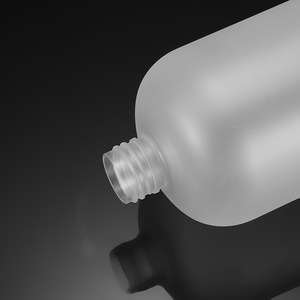 Botella PET transparente esmerilada de 500 ml con hombro redondo para tónico y desmaquillante de uso cosmético - Product Image 2