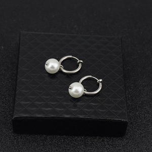 Nouvelles Boucles d'Oreilles Pendante Perle Noire et Blanche au Design Simple et Original, Style Élégant, en Acier Inoxydable, Unisexe, Bijoux en Gros - Product Image 5